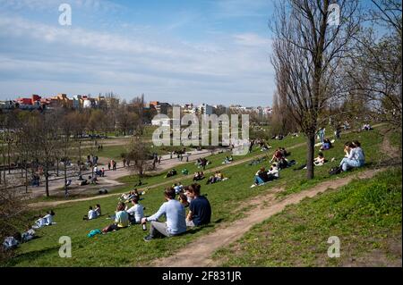 Berlin, Allemagne. 11 avril 2021. De nombreuses personnes apprécient le beau temps à Mauerpark. Credit: Christophe bateau/dpa/Alay Live News Banque D'Images