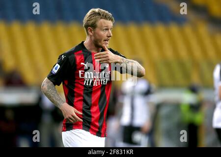 PARME, ITALIE - AVRIL 10: Simon Kjaer de l'AC Milan pendant la série UN match entre Parme Calcio et l'AC Milan au Stadio Ennio Tardini le 10 avril 2021 Banque D'Images