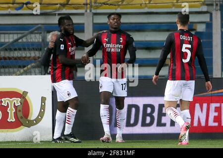 PARME, ITALIE - 10 AVRIL : Rafael Leao de l'AC Milan fête avec Franck Kessie de l'AC Milan après avoir marquant son troisième but lors du match série A. Banque D'Images