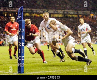 RUGBY ENGLAND V NZ BAR'S AT TWICKENHAM 20/12/2003 JAMES SIMPSON-DANIEL SUR LE POINT DE MARQUER SA PHOTO D'ESSAI DAVID ASHDOWNRUGBY Banque D'Images