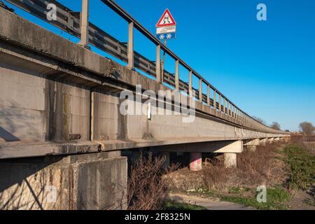 Vue latérale d'un viaduc long Road construit en béton armé avec rail de garde. Banque D'Images