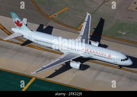 Los Angeles, États-Unis - 20. 2016 février : Airbus A321 d'Air Canada à l'aéroport de Los Angeles (LAX) aux États-Unis. Airbus est un fabricant d'avions de Toulouse Banque D'Images