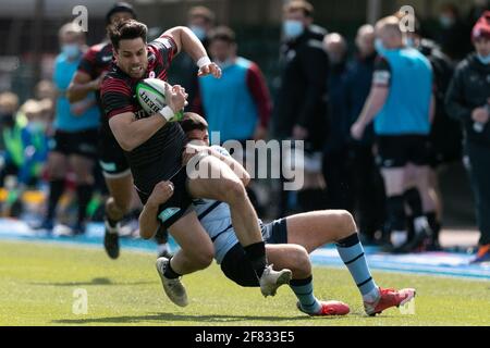 LONDRES, ROYAUME-UNI. 11 AVRIL : Sean Maitland de Saracens est abordé par Tommy Mathews de Bedford Blues lors du match de championnat Greene King IPA entre Saracens et Bedford Blues à Allianz Park, Londres, le dimanche 11 avril 2021. (Crédit : Juan Gasparini | ACTUALITÉS MI) crédit : ACTUALITÉS MI et sport /Actualités Alay Live Banque D'Images