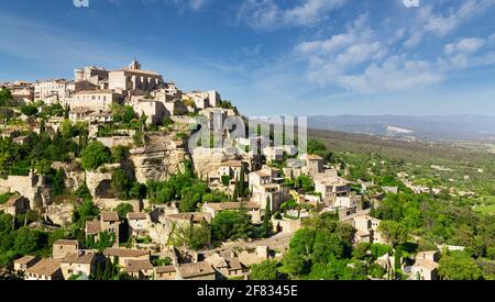 Vue sur le village perché de Gordes en Provence. Jour d'été Banque D'Images