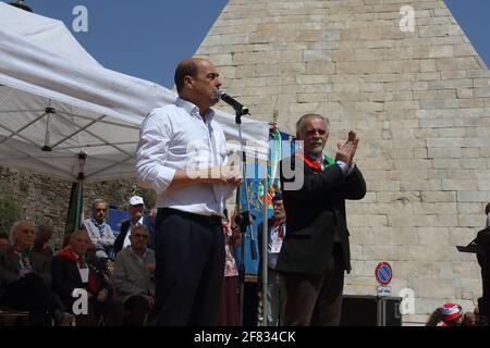 Roma, Italia - 25 aprile 2018: Nicola Zingaretti sul palco dell'ANPI a Porta San Paolo Banque D'Images