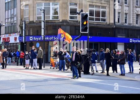 Les foules se rassemblent dans Castle Street à l'extérieur du château de Cardiff pour le 41 hommage au fusil pour marquer la mort du prince Philip Banque D'Images