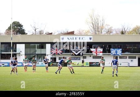 Ben Currie de Warrington Wolves et Rhodri Lloyd de Swinton Lions en action lors du match de la coupe du défi Betfred à Heywood Road, sale. Date de la photo: Dimanche 11 avril 2021. Banque D'Images