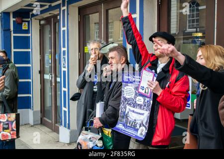 RICHMOND, LONDRES, ANGLETERRE- 10 avril 2021: Piers Corbyn parlant sur un mégaphone alors qu'il fait la promotion de sa CAMPAGNE DE MAYONNAISE EN DIRECT À LONDRES à Richmond Banque D'Images