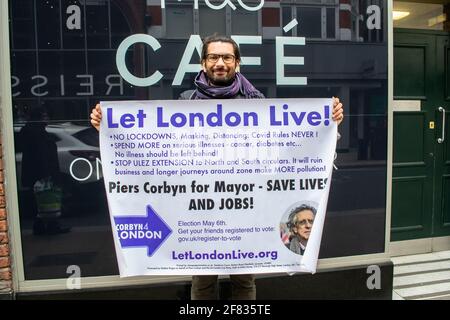 RICHMOND, LONDRES, ANGLETERRE- 10 avril 2021: Un homme faisant la promotion de Piers Corbynt's LET LONDON LIVE campagne mayonnaise à Richmond Banque D'Images