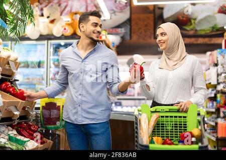 Couple de familles musulmanes à l'épicerie choisir des légumes au supermarché Banque D'Images
