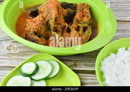 Poisson-chat épicé délicieux aliments, riz blanc et légumes. Célèbre cuisine malaisienne Banque D'Images