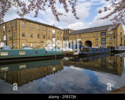 Le pont Sowerby est l'endroit où la navigation Calder & Hebble et le canal Rochdale se rejoignent au bord des Pennines. Autrefois un centre industriel, maintenant à la mode Banque D'Images