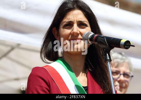 Roma, Italia - 25 aprile 2018: Virginia Raggi sul palco dell'ANPI a Porta San Paolo Banque D'Images