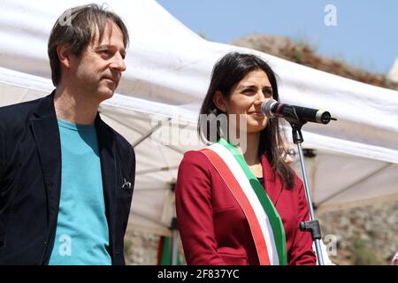 Roma, Italia - 25 aprile 2018: Virginia Raggi sul palco dell'ANPI a Porta San Paolo Banque D'Images