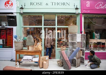 Londres, Royaume-Uni, 11 avril 2021 : dans les boutiques d'arcade de Brixton Village, les coiffeurs et les petites entreprises se préparent à rouvrir le 12 avril, lorsque les réglementations de confinement sont assouplies selon le calendrier de Boris Johnson. Will at Rose & Thorn est prêt à accueillir les clients demain. Anna Watson/Alay Live News Banque D'Images