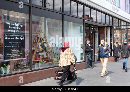 Londres, Royaume-Uni, 11 avril 2021 : à Brixton, le grand magasin Morley's se prépare à rouvrir ses portes aux clients demain, 12 avril, lorsque les réglementations de verrouillage sont assouplies conformément au calendrier de Boris Johnson. Anna Watson/Alay Live News Banque D'Images