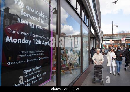 Londres, Royaume-Uni, 11 avril 2021 : à Brixton, le grand magasin Morley's se prépare à rouvrir ses portes aux clients demain, 12 avril, lorsque les réglementations de verrouillage sont assouplies conformément au calendrier de Boris Johnson. Anna Watson/Alay Live News Banque D'Images