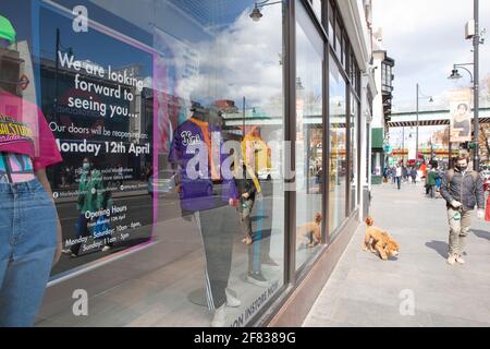 Londres, Royaume-Uni, 11 avril 2021 : à Brixton, le grand magasin Morley's se prépare à rouvrir ses portes aux clients demain, 12 avril, lorsque les réglementations de verrouillage sont assouplies conformément au calendrier de Boris Johnson. Anna Watson/Alay Live News Banque D'Images