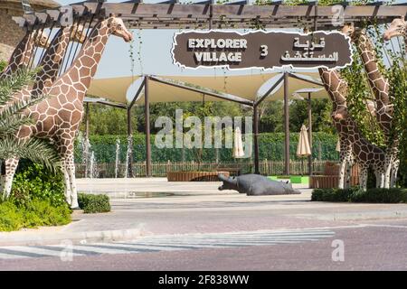 'Dubai, Dubaï, Émirats arabes Unis - 4.5.2021: Panneau d'entrée du village de l'explorateur du Safari Park de Dubaï pour le tourisme familial de luxe' Banque D'Images