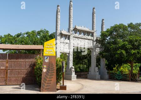 'Dubai, Dubaï, Émirats arabes Unis - 4.5.2021: Panneau d'entrée au village asiatique du Safari Park de Dubaï pour le tourisme familial de luxe' Banque D'Images