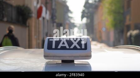 Panneau taxi sur le dessus du véhicule, en attente des passagers Banque D'Images