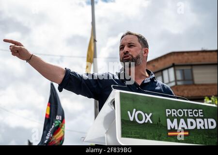 Madrid, Espagne. 11 avril 2021. Santiago Abascal, chef du parti d'extrême droite VOX, lors d'un rassemblement sur la place Quintana. Le parti VOX présente sa candidature pour les prochaines élections régionales de Madrid avec des rassemblements dans différents quartiers. Credit: Marcos del Mazo/Alay Live News Banque D'Images