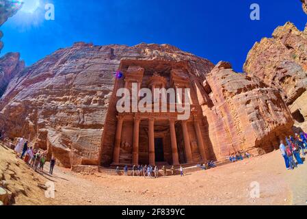 Le Trésor se compose de trois chambres, une chambre centrale avec une de chaque côté, la façade sculptée avec soin représente le ge d'ingénierie nabatéen Banque D'Images