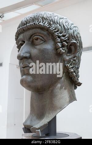 Chef colossal de l'empereur Constantine (vers 337 après J.-C.) dans les musées du Capitole (Musei Capitolini) à Rome, Italie Banque D'Images