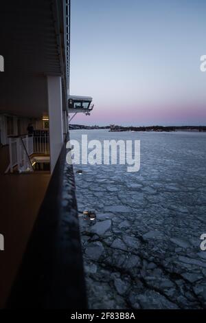 Tôt le matin d'hiver, alors que Viking Grace navigue à travers l'archipel gelé de Stockholm jusqu'à la ville au coucher du soleil, en Suède Banque D'Images