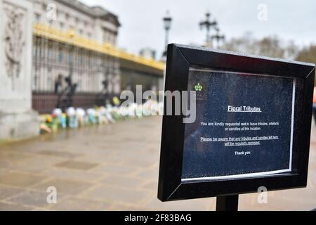 LONDRES, ROYAUME-UNI. 10 AVRIL : un avis demandant aux membres du public de ne pas laisser d'hommages à l'extérieur du Palais de Buckingham suite à l'annonce de la mort du prince Phillip, duc d'Édimbourg, à l'âge de 99 ans, le vendredi 9 avril 2021. (Credit: Ivan Yordanov | MI News) Credit: MI News & Sport /Alay Live News Banque D'Images