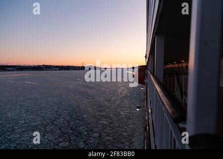 Tôt le matin d'hiver, alors que Viking Grace navigue à travers l'archipel gelé de Stockholm jusqu'à la ville au coucher du soleil, en Suède Banque D'Images