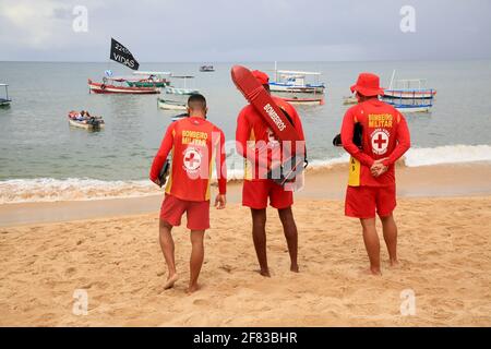 salvador, bahia, brésil - 2 février 2021: Les sauveteurs sont vus sur la plage de Rio Vermelho lors d'une fête en l'honneur de l'orixa Yemanja, Candomble enti Banque D'Images