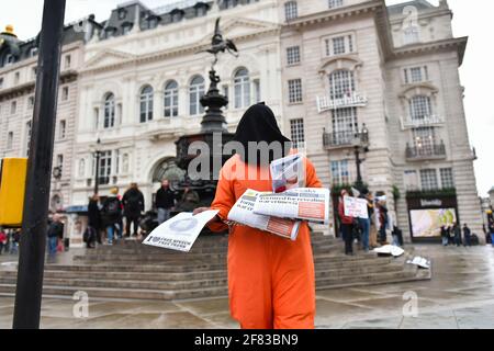 LONDRES, ROYAUME-UNI. 10 AVRIL : manifestation des manifestants contre l'extradition du fondateur de WKI, Julian Assange, à Piccadilly Circus, Londres, le samedi 10 avril 2021 (Credit: Ivan Yordanov | MI News) Credit: MI News & Sport /Alay Live News Banque D'Images