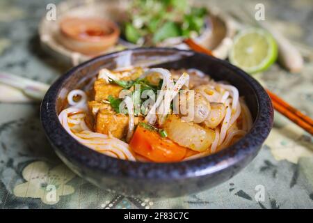 Vermicelles de riz végétalien : soupe vietnamienne contenant du vermicelles de riz et des légumes (style Hue) Banque D'Images