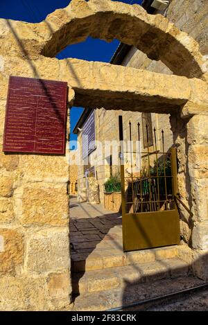 Construit au-dessus de l'Acropole antique de Madaba, la zone sous l'église a été soigneusement excavée au cours des dernières années, et le warren de chambres et tunnels und Banque D'Images