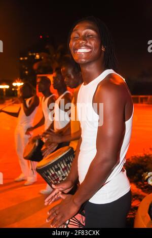 JOHANNESBURG, AFRIQUE DU SUD - 24 avril 2019: Jeunes danseurs africains avec des lumières et des tambours mains dans l'air Banque D'Images