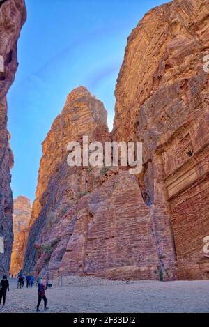 Il est temps de continuer le long du Siq extérieur, vers les tombes royales, et le coeur de la ville nabatéenne de Petra pris @Petra, Jordanie Banque D'Images