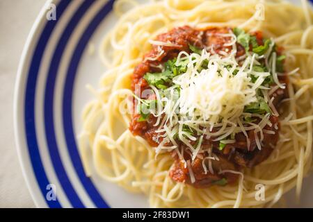 Spaghetti à la sauce bolognaise et fromage sur le dessus Banque D'Images