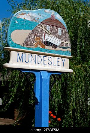 Le village signe au joli village côtier de Mundesley sur la côte de Norfolk, Mundesley, Norfolk, Angleterre, Royaume-Uni Banque D'Images