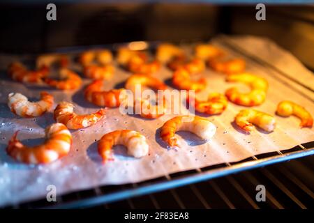 Crevettes tigrées cuites pelées sur plateau Banque D'Images