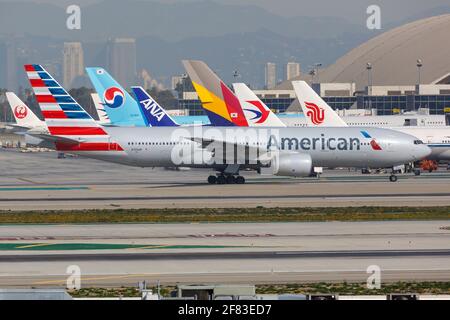 Los Angeles, États-Unis - 20. Février 2016 : Boeing 777-200 d'American Airlines à l'aéroport de Los Angeles (LAX) aux États-Unis. Boeing est un fabricant d'avions bas Banque D'Images