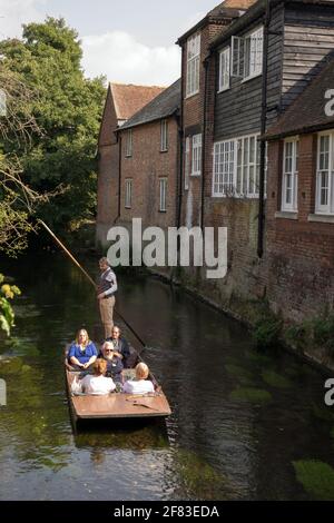 Excursion sur la rivière en train de s'élonter sur la rivière par les anciens bâtiments historiques de la ville de Canterbury, Kent, Angleterre, Royaume-Uni Banque D'Images