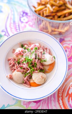 Noix de Saint-Jacques cuites de grande taille avec du jambon Banque D'Images