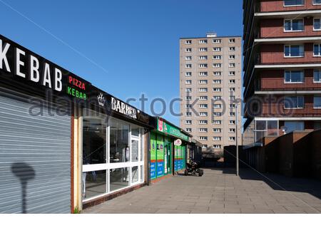 Magasins locaux parmi les blocs de Muirhouse et Pennywell, Édimbourg, Écosse Banque D'Images