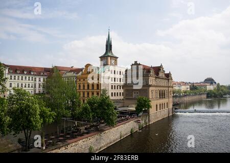 PRAGUE, RÉPUBLIQUE TCHÈQUE - 02 juin 2013 : la Vltava et quelques bâtiments de la ville Banque D'Images