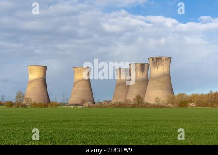 Willington, Derby, Royaume-Uni, avril 11,2021 : les grandes tours de refroidissement de la centrale électrique de Willington, aujourd'hui désutilisée. Ces grandes structures emblématiques sont désormais debout Banque D'Images