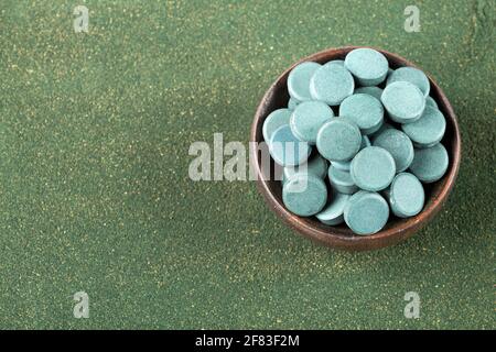 Spiruline en poudre et spiruline en comprimés Banque D'Images