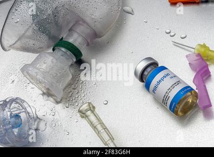 Flacon avec un composé chimique antiviral, la plitidepsine, cette formulation a une efficacité antivirale beaucoup plus puissante contre le SRAS-COV-2 que le seul antivir Banque D'Images