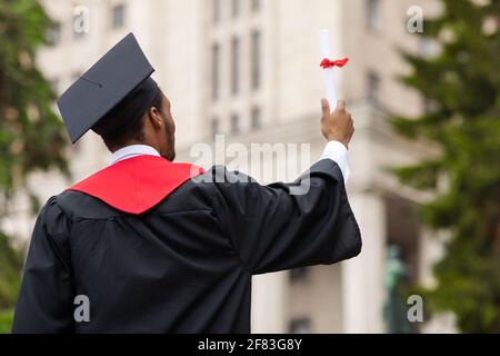 Vue arrière d'un homme afro-américain en costume de remise des diplômes Banque D'Images