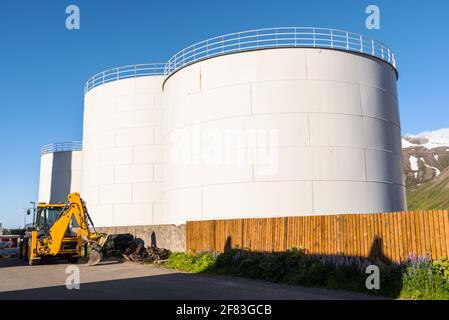 Réservoirs de carburant dans un parc d'affaires pendant un été clair jour Banque D'Images